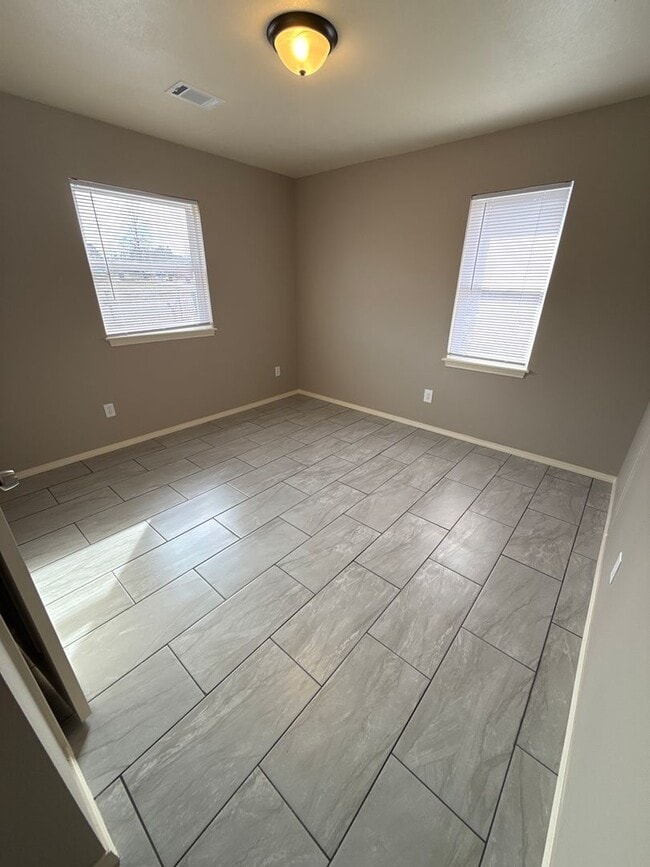 Building Photo - 3 Bed 2 Bath House with Yard Care Included.