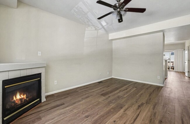 Building Photo - Bright Littleton Townhome with Vaulted Ceilings & Fireplace