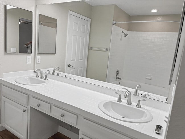 Building Photo - 76915 Turendot St