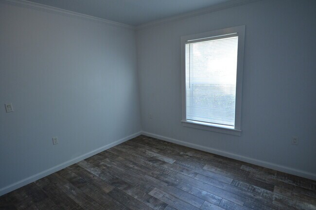 Building Photo - AVAILABLE 6/10/26 Adorable 2 bedroom cottage available long term off 30A! Huge screened in porch ...