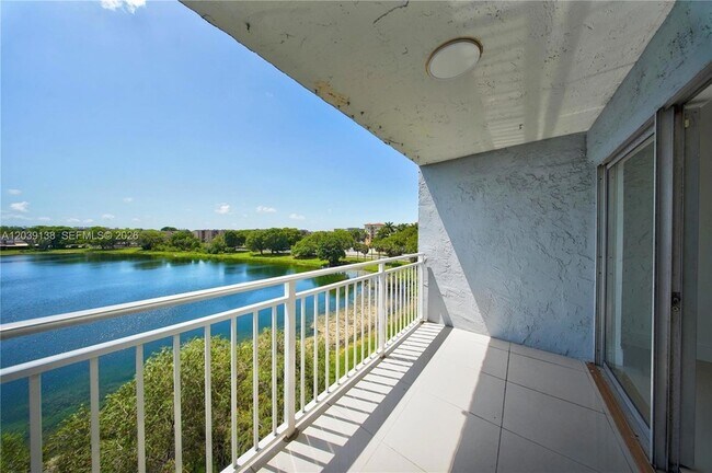 Building Photo - 9351 Fontainebleau Blvd