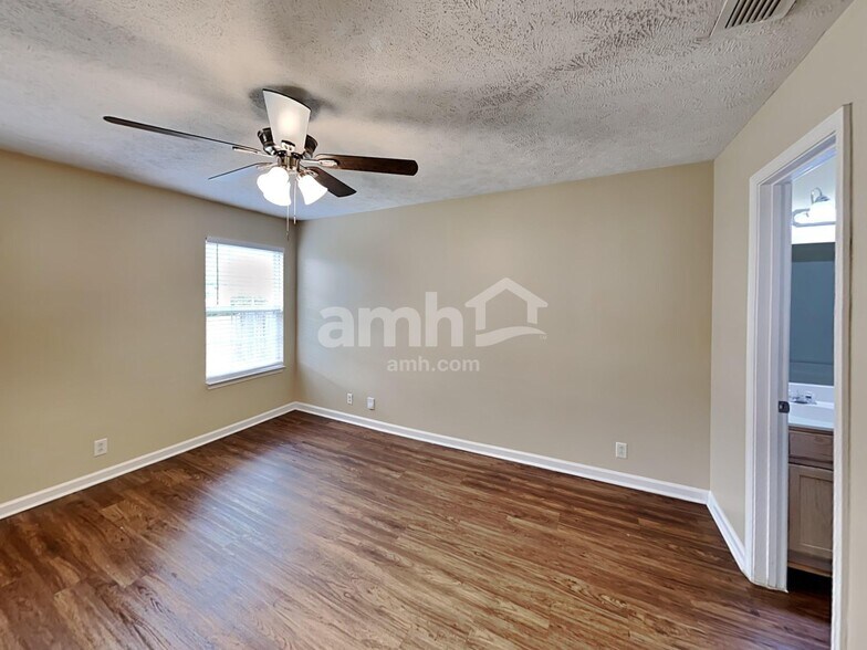 Building Photo - 3050 Weybridge Dr