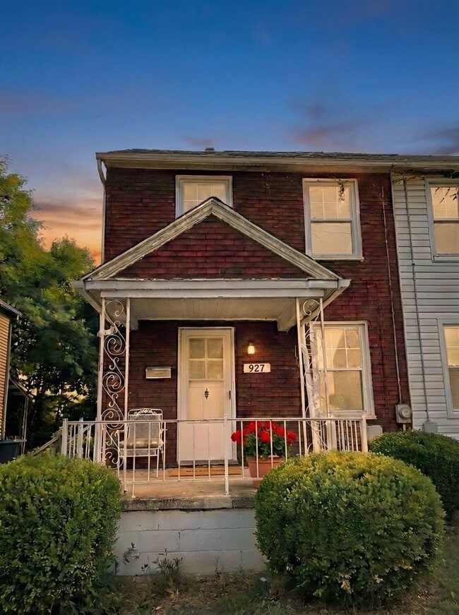 Building Photo - 927 Vankirk St