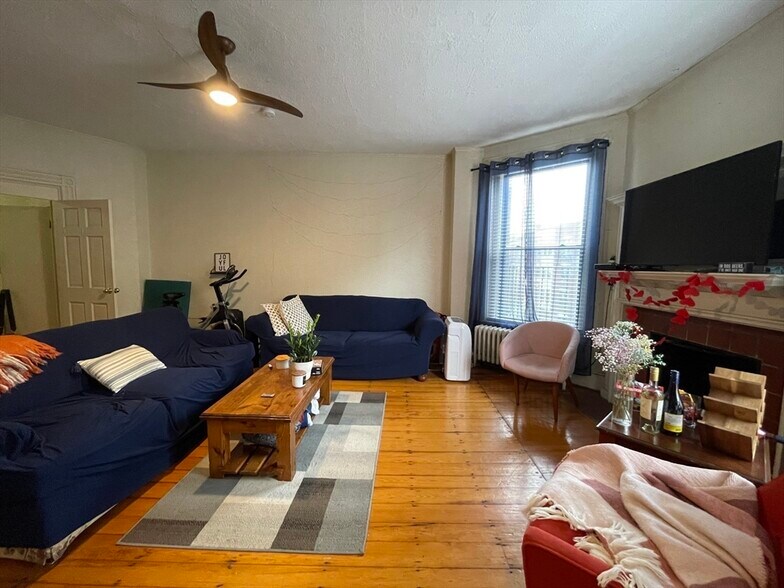 Building Photo - 914 Beacon St