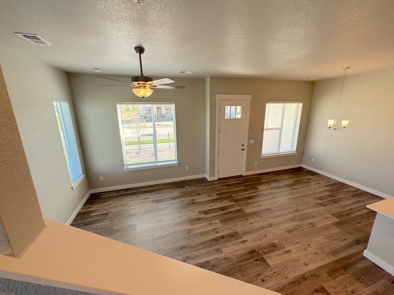 Building Photo - 844 Schlagel St