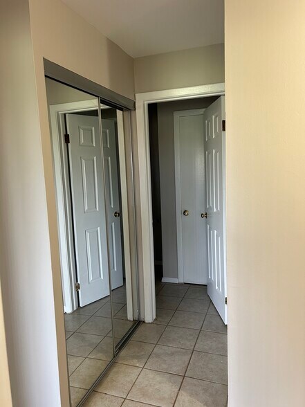 Building Photo - 1075 Valley Ln