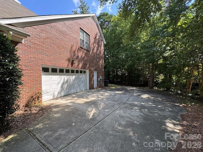 Building Photo - 7127 Weddington Brook Dr