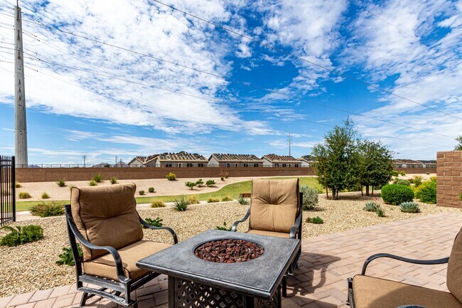 Building Photo - Luxury 2BR + Den Townhome in Amenity-Packed Community - Encanterra