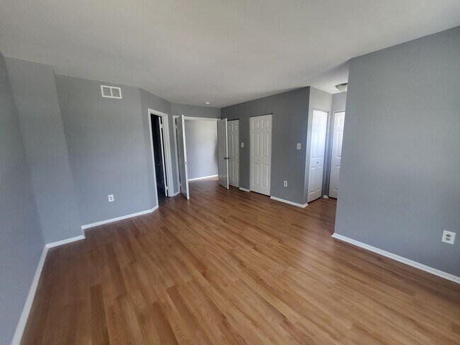 Building Photo - Wellington Woods II - 3BR/2.5BA End-Unit T...