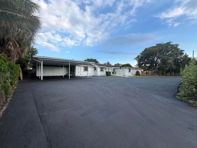 Building Photo - 202 Palm Ct