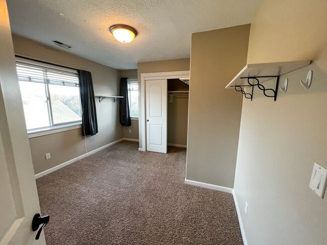 Building Photo - 1164 SW Sequoia Ln