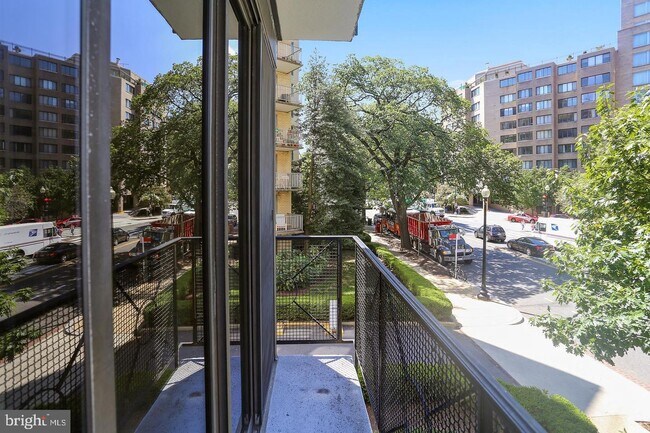 Building Photo - 1117 New Hampshire Ave NW