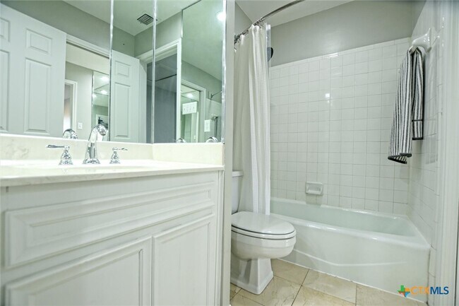 Building Photo - 641 W 31st 1/2 St