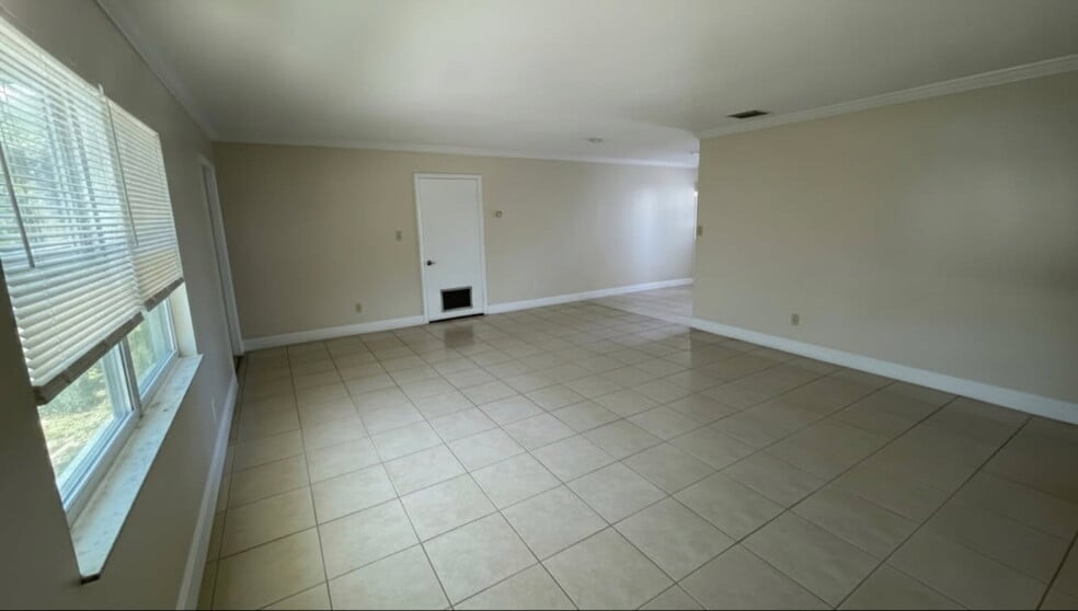 Living Room - 503 Mayflower Ln
