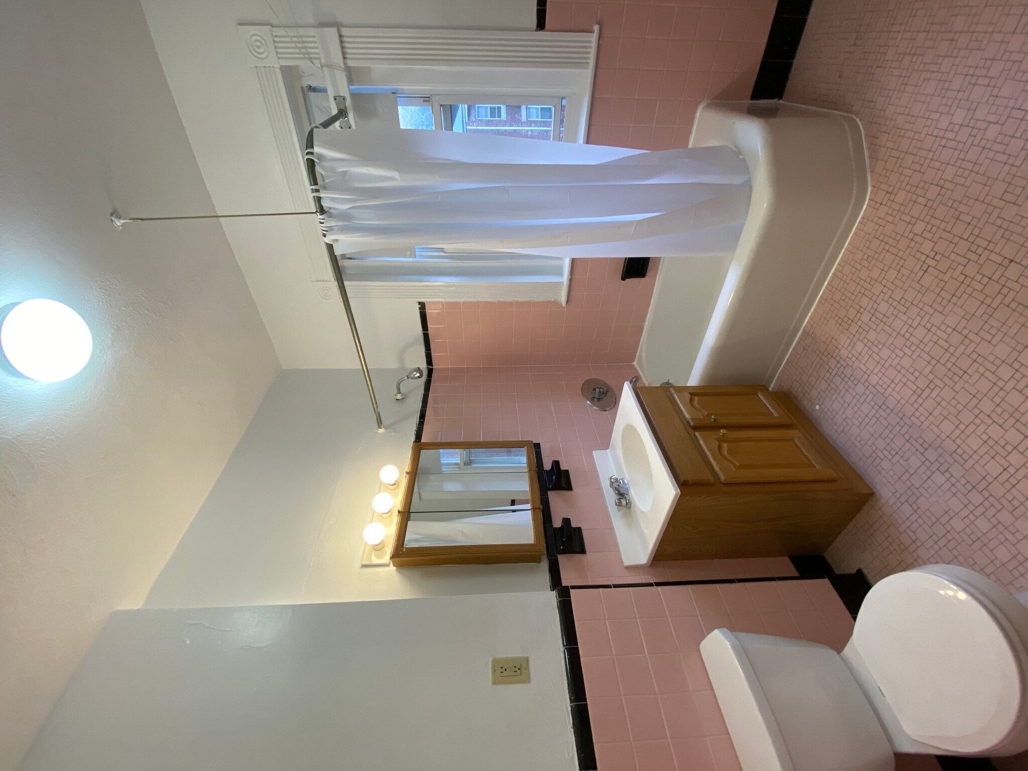 Building Photo - 1595 Beacon St