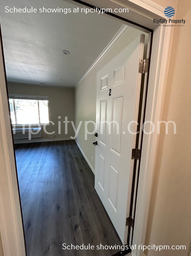 Building Photo - Beautiful studio apartment in downtown Hil...