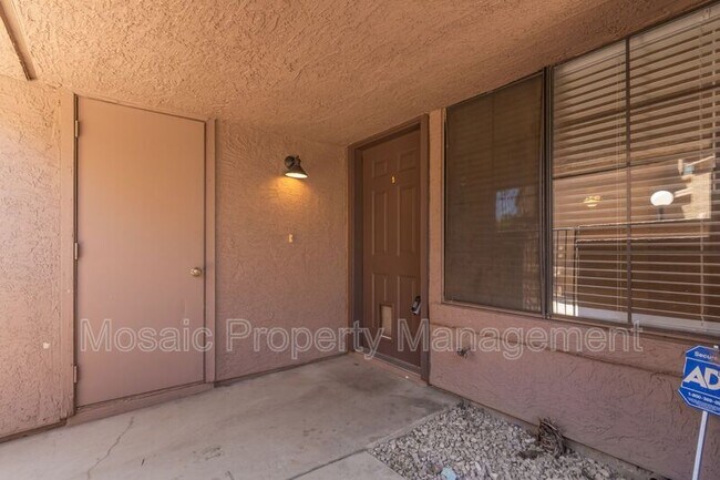 Building Photo - 700 E Mesquite Cir