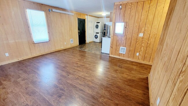 Building Photo - 3 Bedroom/ 1.5 Bathroom House -Near WVU Ma...