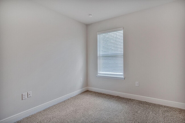 Building Photo - 1022 McLaren Cir