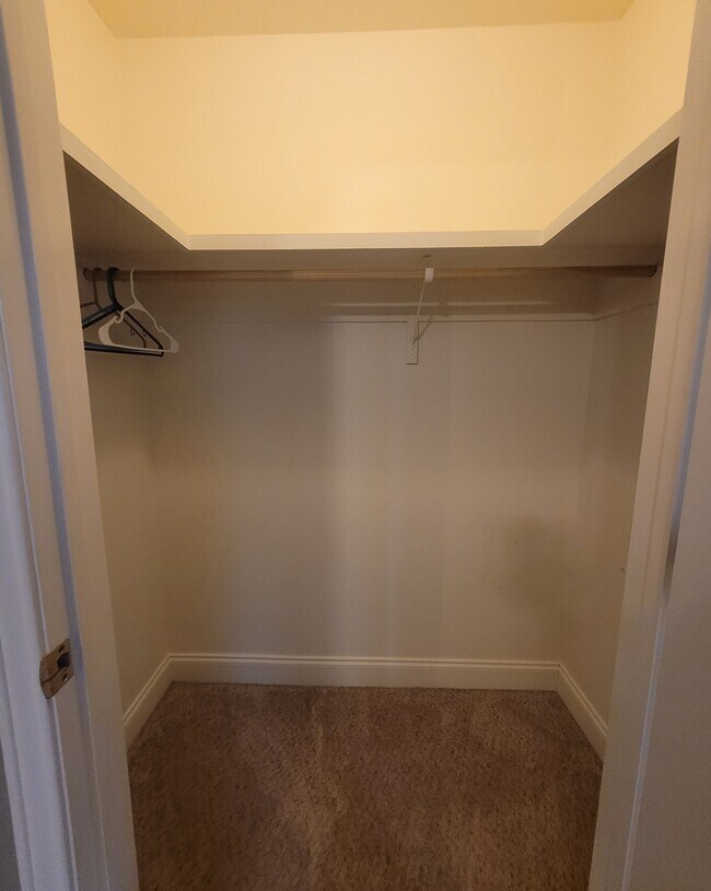 Building Photo - 8 Townhouse Cv