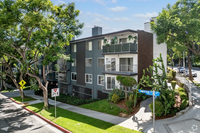 Building Exterior - 8300 De Longpre