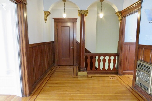 Building Photo - Huge and Beautiful Classic Top Floor Condo