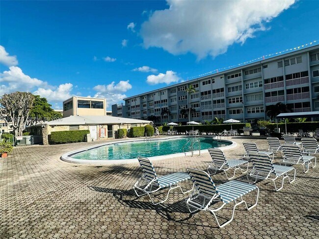 Building Photo - 215 SE 3rd Ave