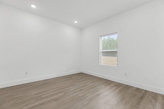 Building Photo - "Discover Comfort & Convenience: Spacious ...