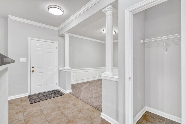 Building Photo - Great 2 Bedroom; 2 Bathroom condo in Manas...