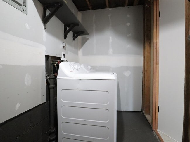 Building Photo - Newly Updated 3-Bed / 1.5-Bath Home with Deck