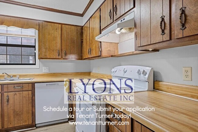 Building Photo - 4 bed 2 bath house cozy neighborhood!!