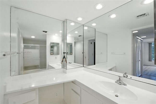 Building Photo - 3850 Oaks Clubhouse Dr