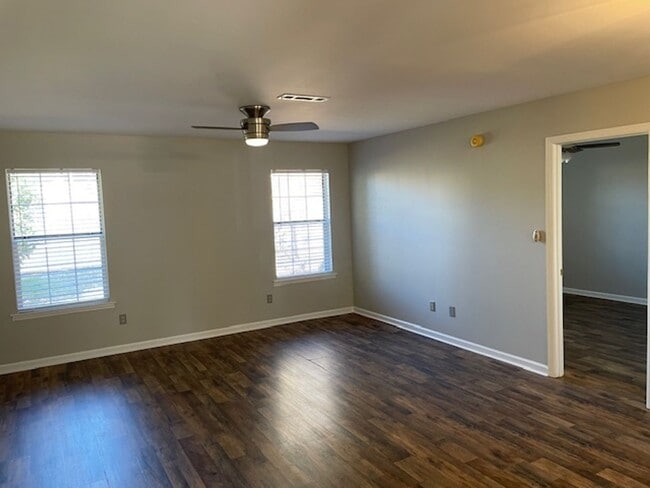 Building Photo - 3B/2B Home with a Fenced in Yard!