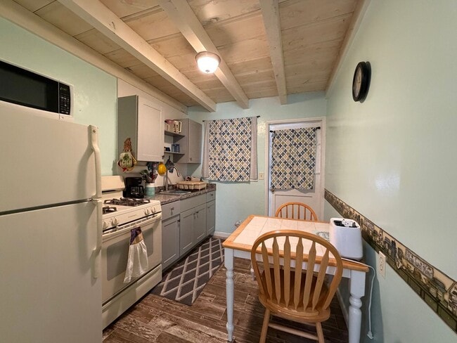 Building Photo - Furnished cozy 1 bedroom Duplex!