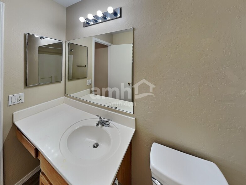 Building Photo - 9029 W Avalon Dr