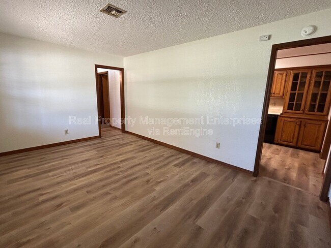 Building Photo - 204 Wolf Ln