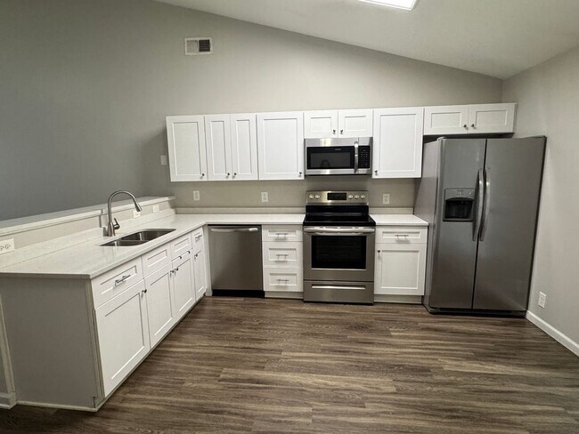 Building Photo - Beautiful 3 bed 2 bath home with open floorplan