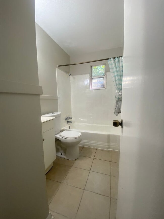 Building Photo - **ON HOLD**East Columbus 3 bedroom/1 bathr...