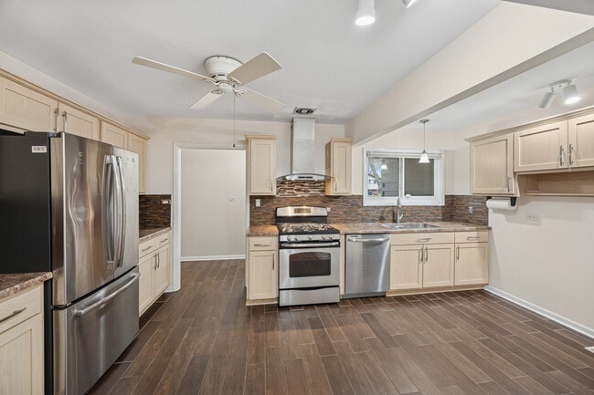 Building Photo - 21W225 Coronet Rd