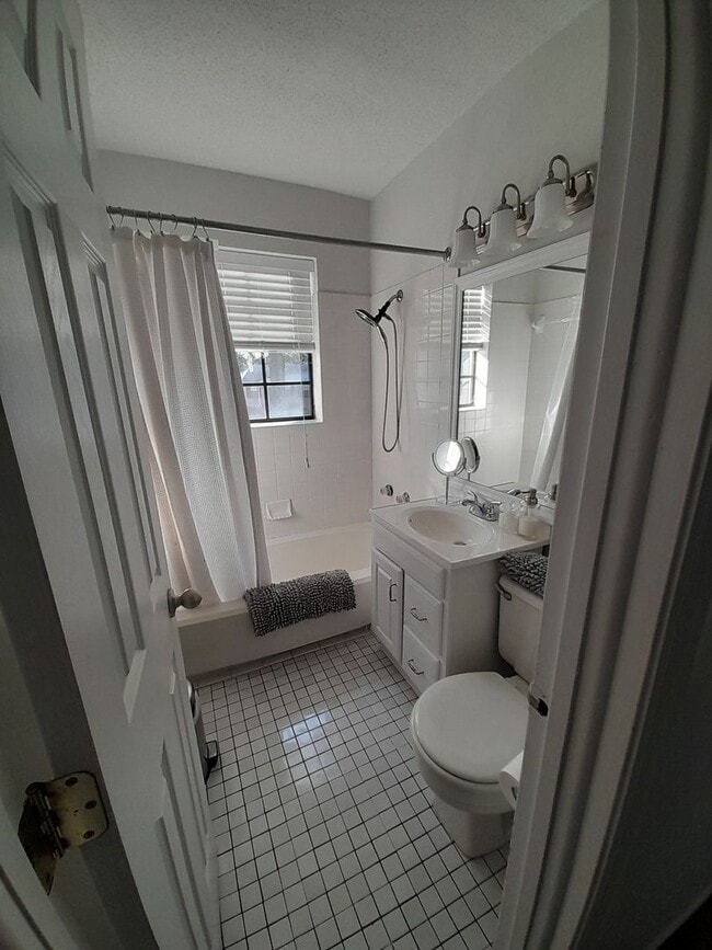 Building Photo - 2 bedroom 2 bath furnished condo $1,500 pe...