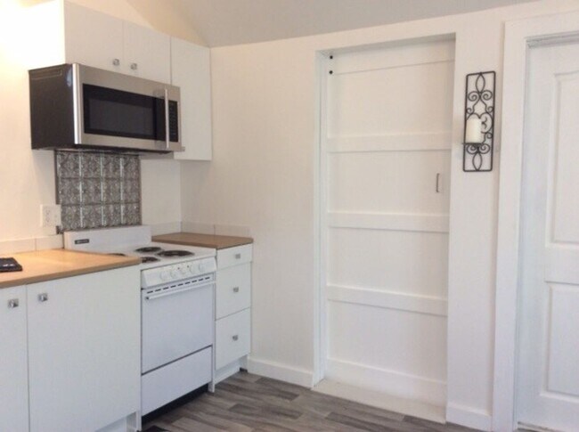 Building Photo - 1178 E 8th St