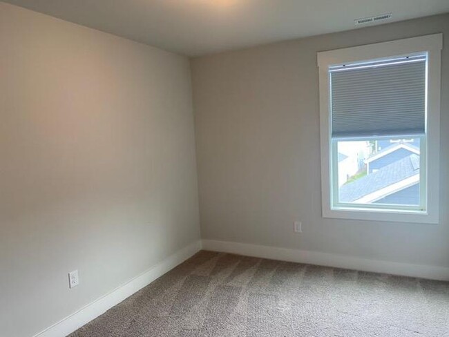 Building Photo - 686 Vine Pkwy