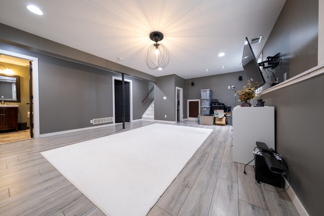 Building Photo - 257 Elm Dr