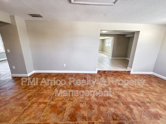 Building Photo - 818 Bayview Dr