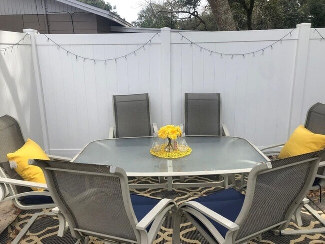 Building Photo - Fully Renovated Home Near Busch Gardens