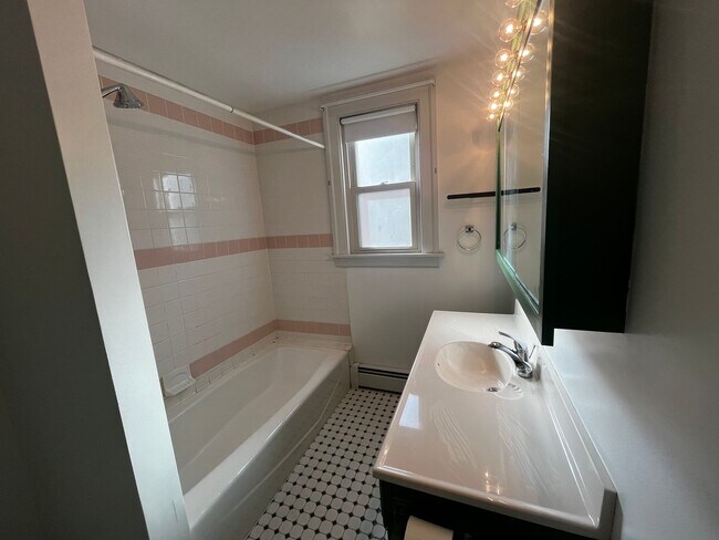 Building Photo - Charming 2-Bedroom First Floor Apartment i...