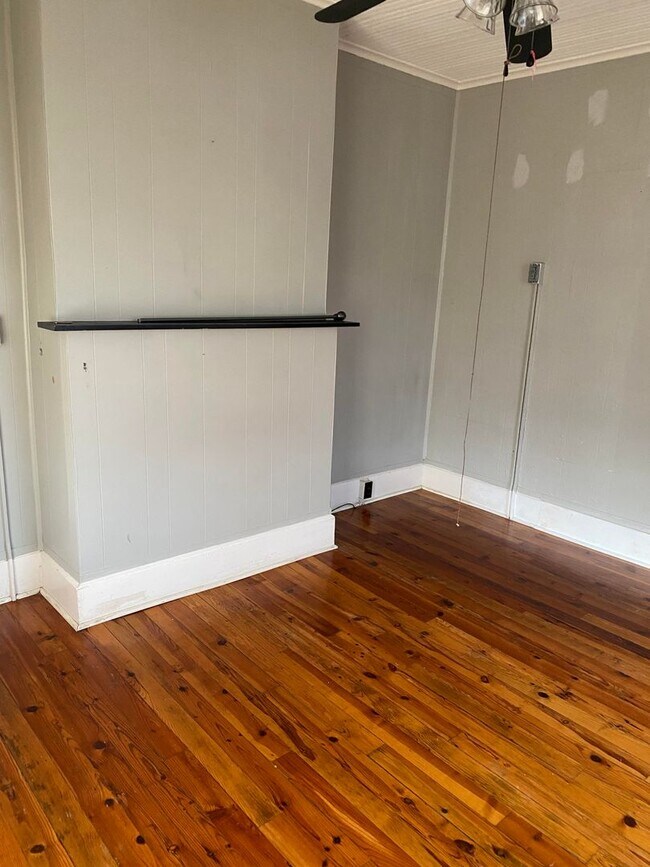 Building Photo - Beautiful apartment with mountain views, walking distances to Down Town Mars Hill!  Washer and dr...