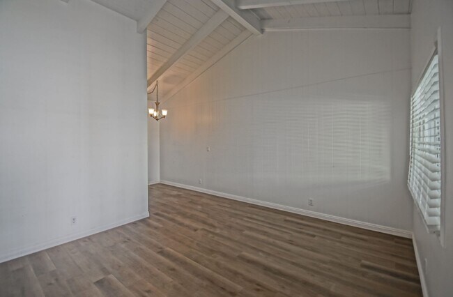 Building Photo - Remodeled & Incredibly Charming, 1BR1BA No...