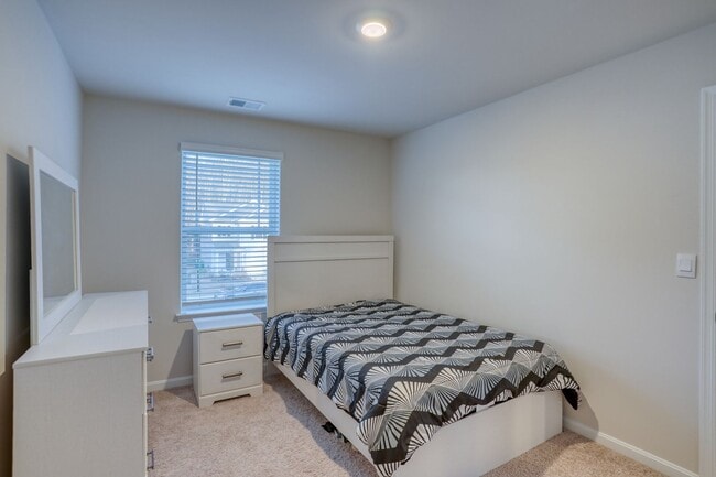 Building Photo - 124 Currant Cir