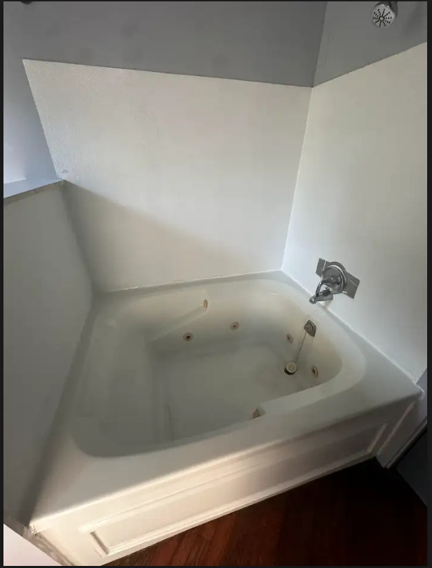 Tub and jacuzzi - 37 Union St